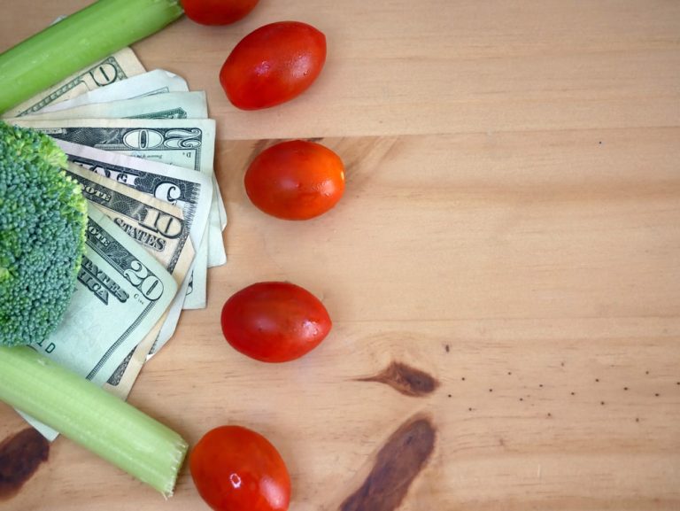 8 Easy Ways To Eat Healthy On The Cheap!